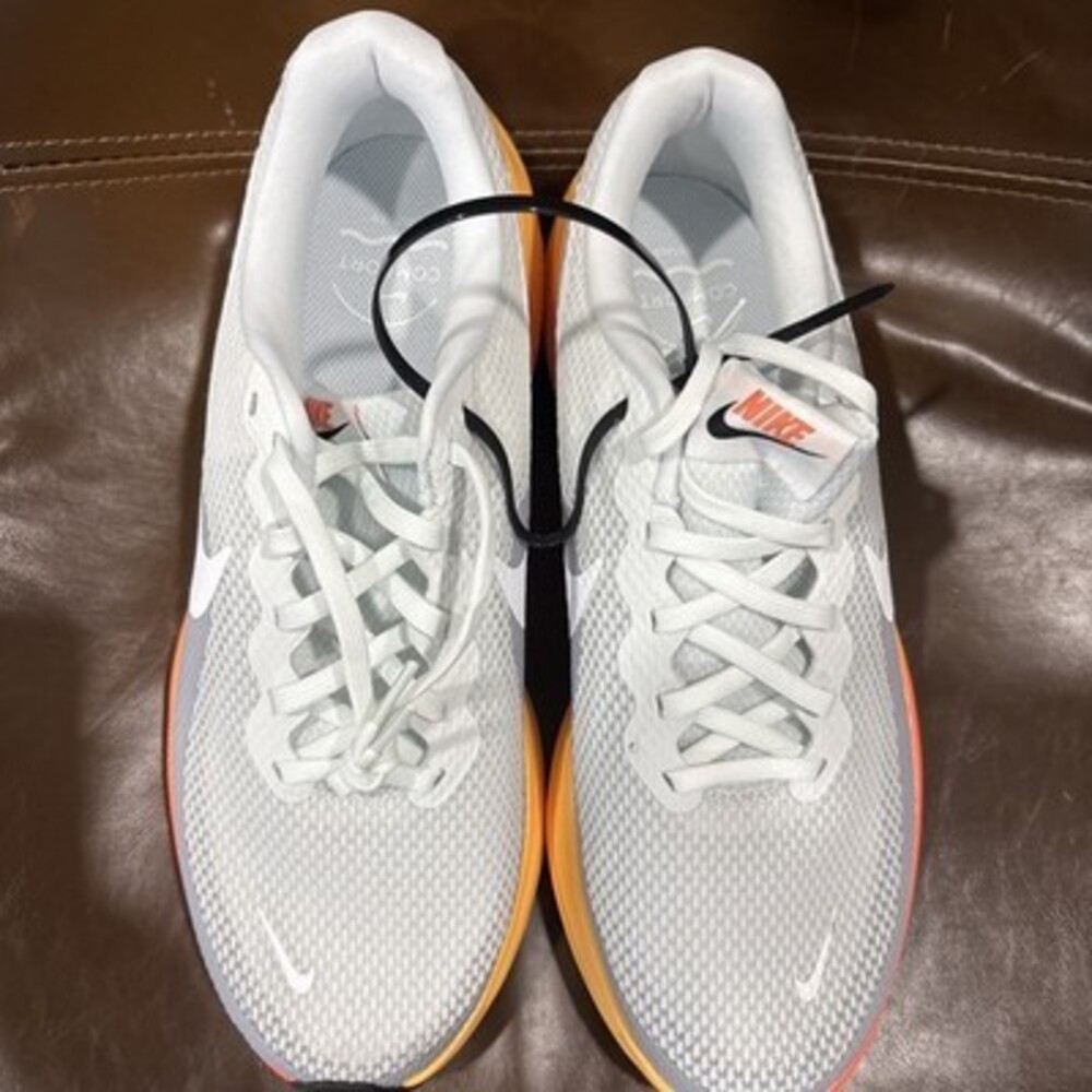 M 10/ W11.5 Nike Revolution 8 White/White-Wolf Grey Blanc Casse/Gris Loup/blanc